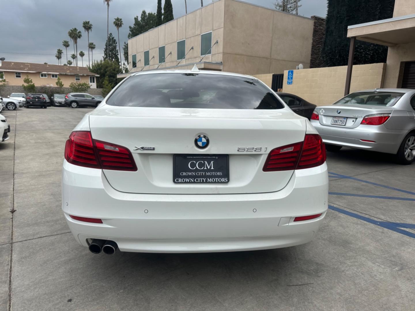 2015 WHITE /Black BMW 5-Series Leather (WBA5A7C54FG) with an 4 Cylinder engine, Automatic transmission, located at 30 S. Berkeley Avenue, Pasadena, CA, 91107, (626) 248-7567, 34.145447, -118.109398 - The 2015 BMW 528i xDrive stands as a beacon of luxury, performance, and advanced technology, embodying the pinnacle of German engineering. With only 72,430 miles, this well-maintained vehicle offers a remarkable driving experience that combines comfort, style, and reliability. Whether you have an im - Photo#3